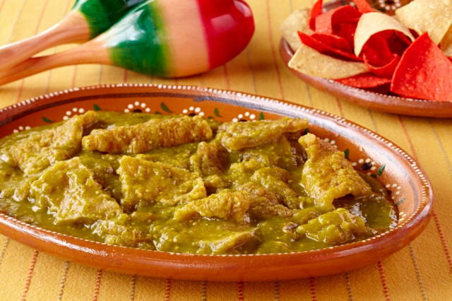 Learn how to prepare chicharrón in green sauce 