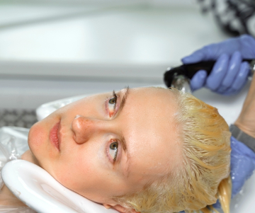 ¿Cómo aclarar el cabello sin decolorantes?