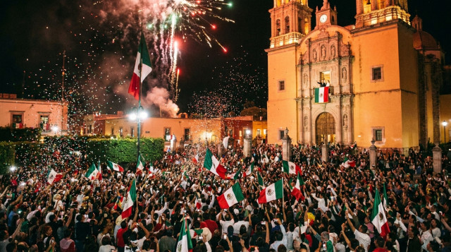 Grito de Independencia en Dolores Hidalgo con la Plaza Principal llena de gente frente a la Parroquia de Nuestra Señora de los Dolores durante la noche del 15 de septiembre