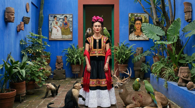 Retrato artístico de Frida Kahlo con vestimenta tradicional mexicana y elementos de su obra como flores y animales en la Casa Azul