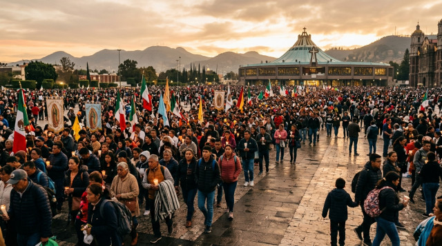 multitud de peregrinos en la explanada de la Basílica de Guadalupe al amanecer, banderas y veladoras, plano amplio horizontal que muestre convivencia y devoción, tonos cálidos y ci