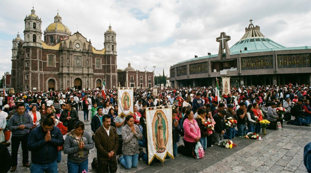 peregrinos frente a la Basílica de Guadalupe en la Ciudad de México durante el 12 de diciembre, Día de la Virgen de Guadalupe