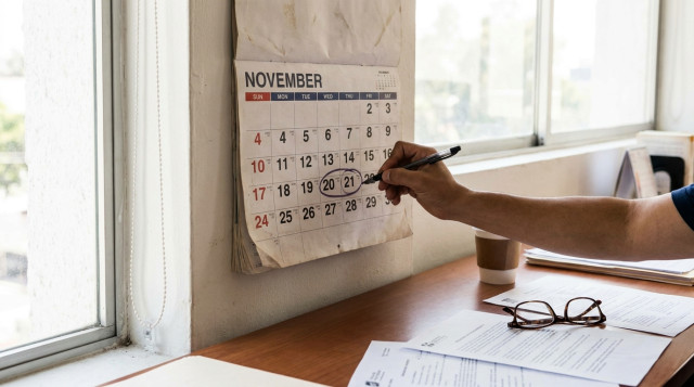 calendario de noviembre destacando el puente del 20 de noviembre y el lunes de descanso obligatorio