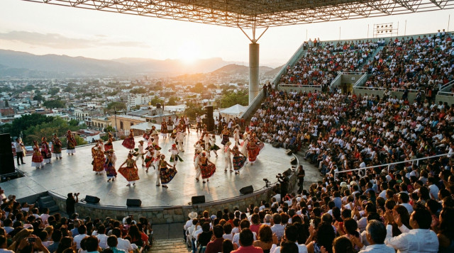 Bailarines folclóricos con trajes típicos de Oaxaca en el Auditorio Guelaguetza durante la presentación de la Guelaguetza 2026