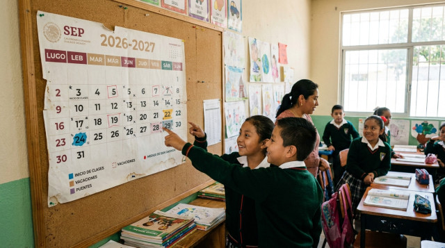 Calendario escolar SEP 2026-2027 colgado en un aula de clases mexicana con alumnos de primaria