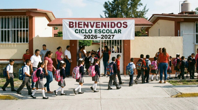 Estudiantes de primaria en México ingresando ordenadamente a su escuela durante el inicio del ciclo escolar del Calendario Escolar SEP 2026-2027