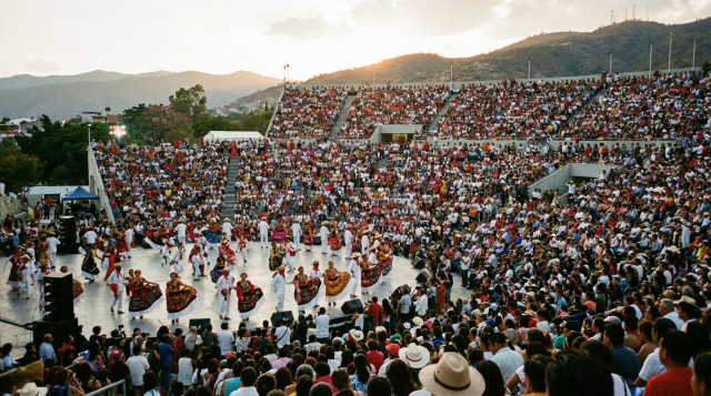 Vista panorámica del Auditorio Guelaguetza lleno de espectadores durante la presentación de las delegaciones de Oaxaca