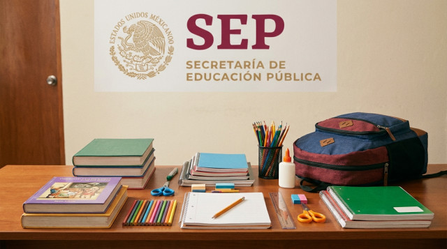 útiles escolares ordenados sobre un escritorio de madera con el logotipo de la SEP de fondo