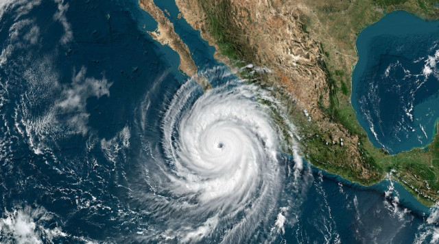 Mapa satelital de México mostrando un ciclón tropical aproximándose a las costas del Pacífico, con nubes densas y vientos en espiral, bajo el contexto de la temporada de huracanes