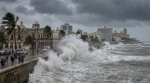 Oleaje elevado golpeando el malecón de una ciudad costera mexicana bajo un cielo tormentoso durante la temporada de huracanes