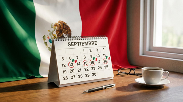 Calendario del mes de septiembre con la bandera de México y marcas en días festivos y cívicos
