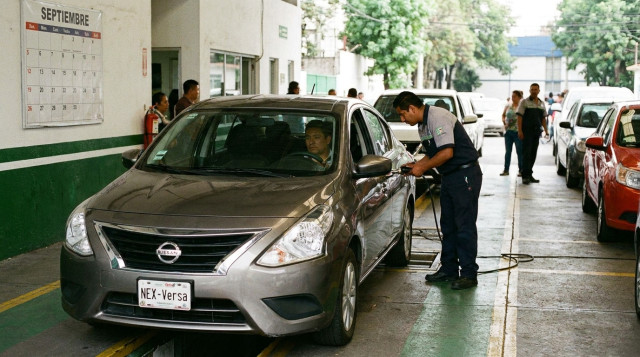 vehículo particular en la línea de inspección de emisiones de un verificentro oficial durante septiembre