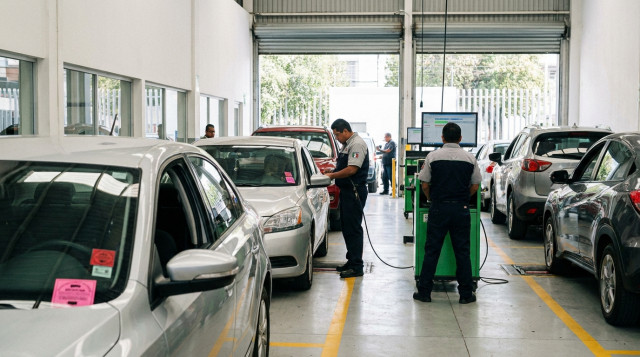 Calendario de verificación vehicular: Fechas límite para engomado rosa y rojo en el segundo semestre