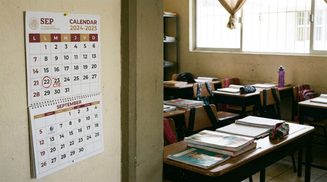 Aula escolar con libros y calendario de la SEP que señala el primer Consejo Técnico Escolar de septiembre
