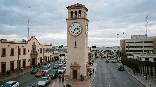 Reloj urbano en un cruce fronterizo del norte de México mostrando el cambio de hora estacional
