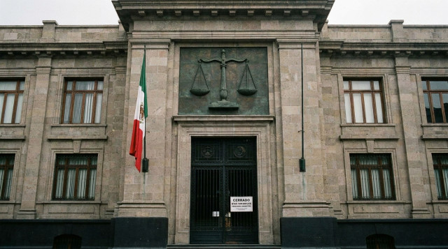 Fachada de un tribunal de justicia en México con balanzas de la ley e instalaciones oficiales en día inhábil
