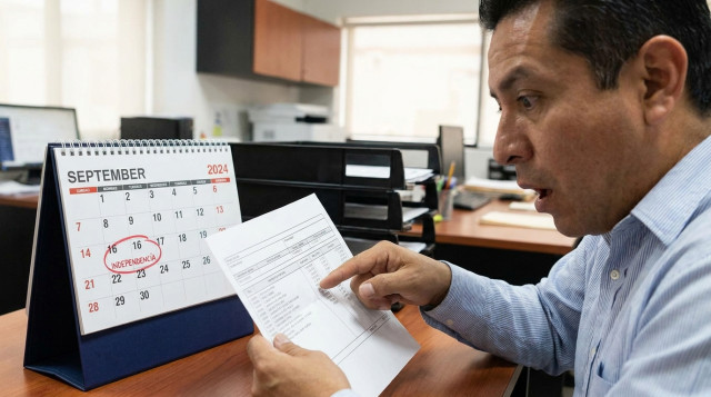 Persona revisando un recibo de nómina en oficina con calendario de escritorio de fondo marcando el 16 de septiembre