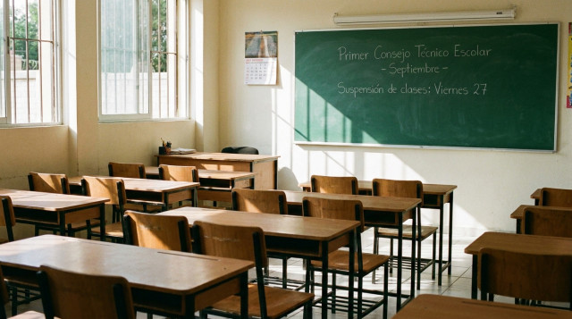 Aula escolar vacía con pupitres ordenados y pizarron al fondo durante la primera sesión del Consejo Técnico Escolar de septiembre