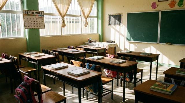 Salón de clases de primaria en México vacío con libros cerrados sobre los pupitres durante el primer viernes sin clases del ciclo escolar