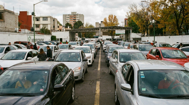 Línea de automóviles esperando turno en un verificentro de la Ciudad de México para realizar la verificación vehicular por engomado